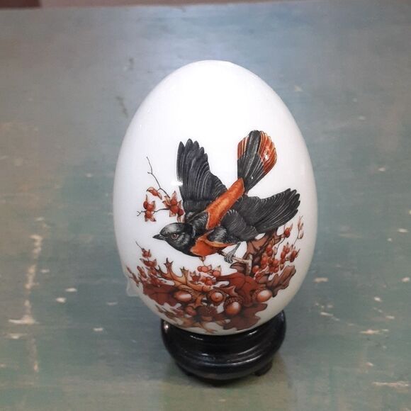 Vintage 1984 AVON Egg - Autumn Brings Magic Changes - Picture 1 of 5